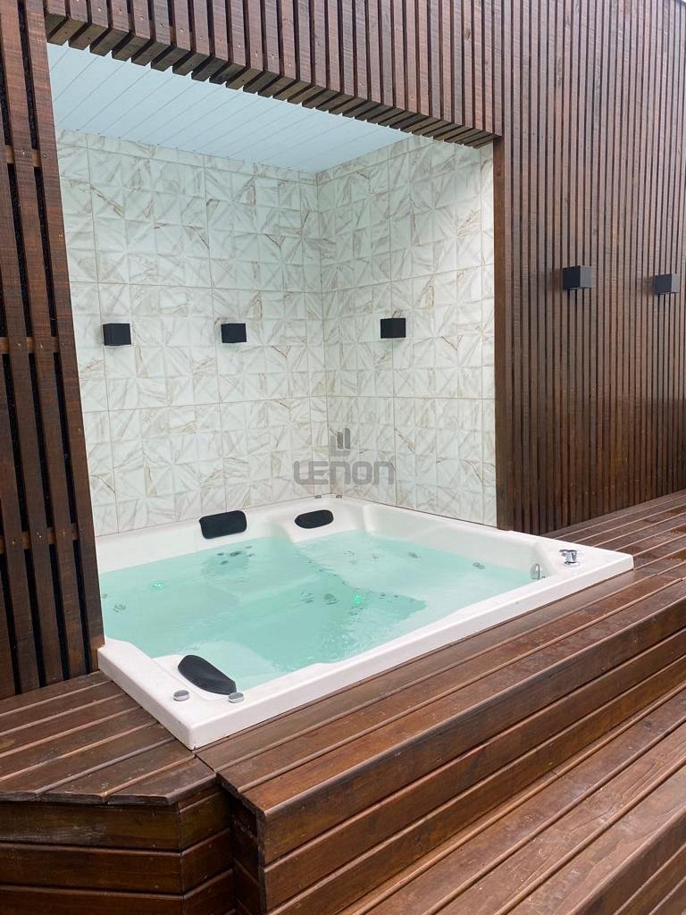 023 - Residencial com Piscina e Jacuzzi em Bombas