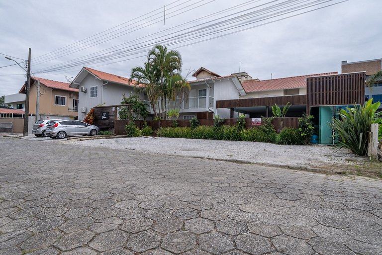 026 - Residencial com Piscina e Jacuzzi em Bombas