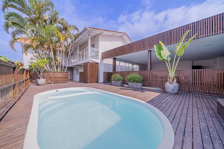 027 - Residencial com Piscina e Jacuzzi em Bombas