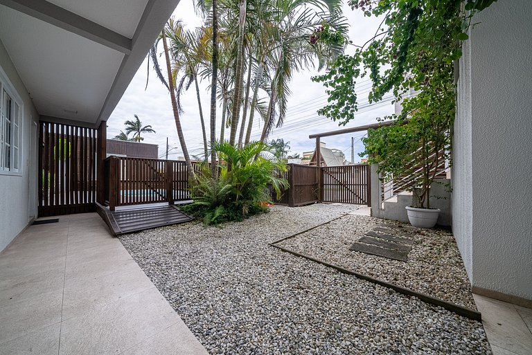 027 - Residencial com Piscina e Jacuzzi em Bombas