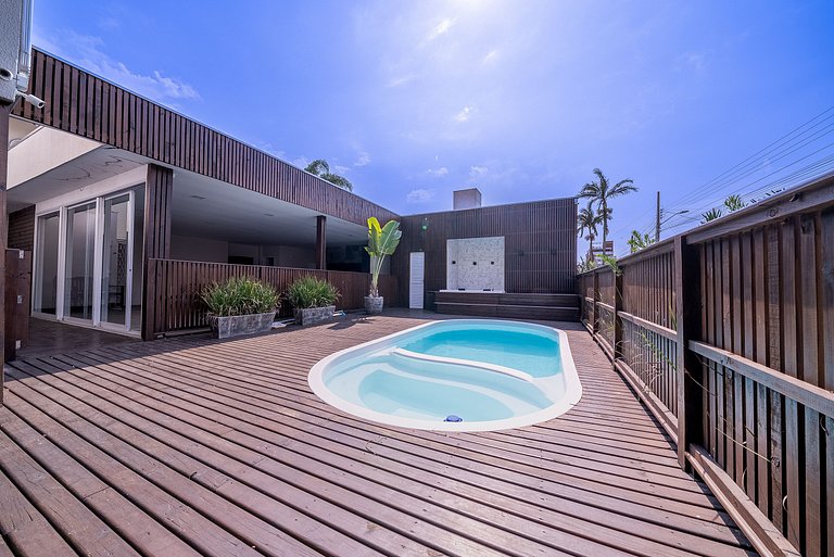 028 - Residencial com Piscina e Jacuzzi em Bombas