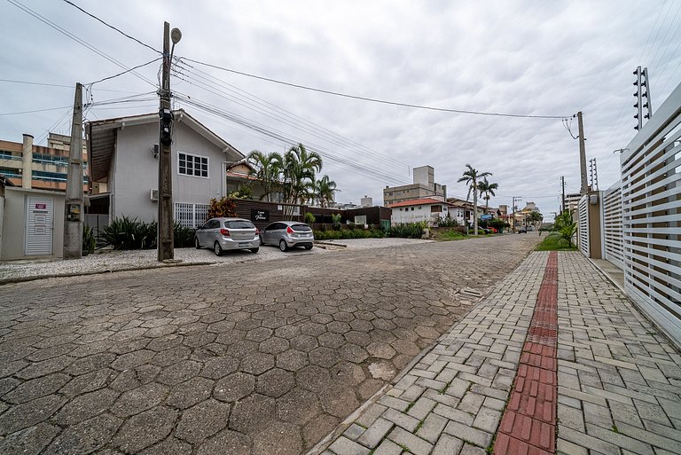 028 - Residencial com Piscina e Jacuzzi em Bombas
