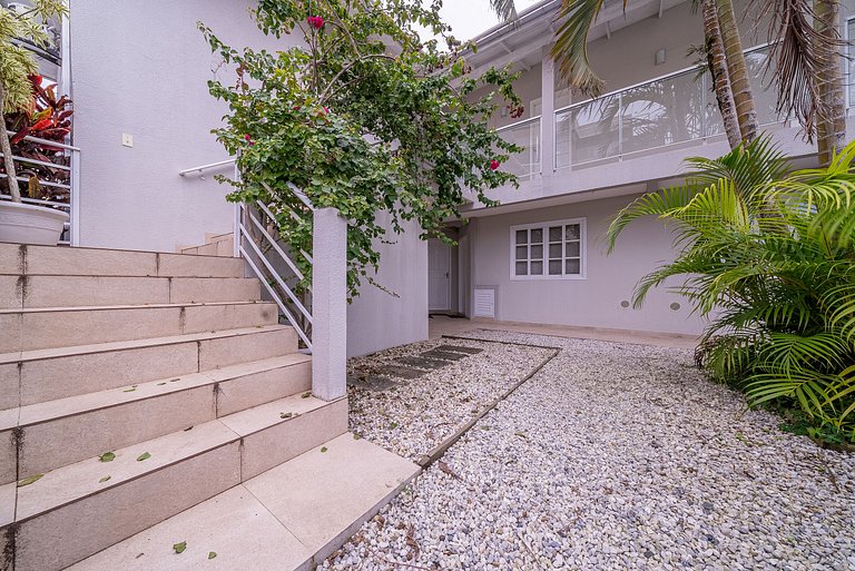 028 - Residencial com Piscina e Jacuzzi em Bombas
