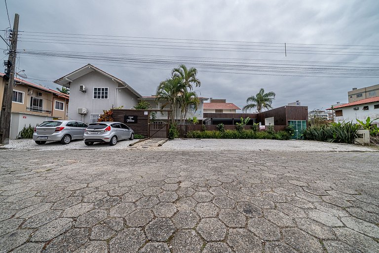 028 - Residencial com Piscina e Jacuzzi em Bombas