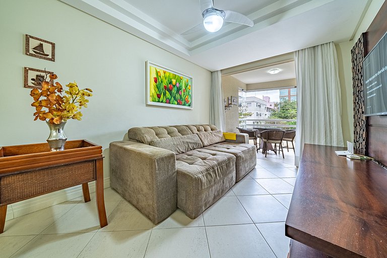 160 - Apartamento em Bombas com 3 dormitórios