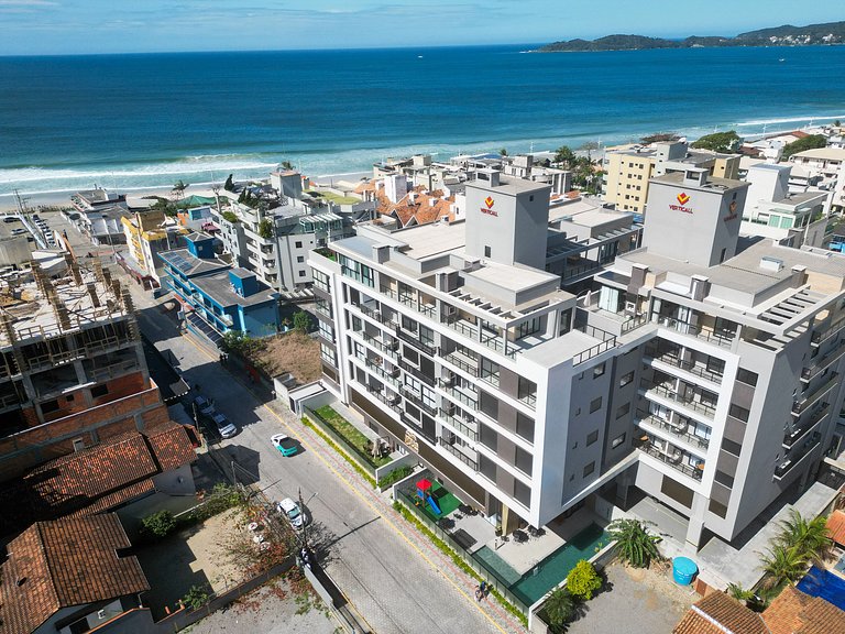 133 - Lindo apartamento na praia de Bombas