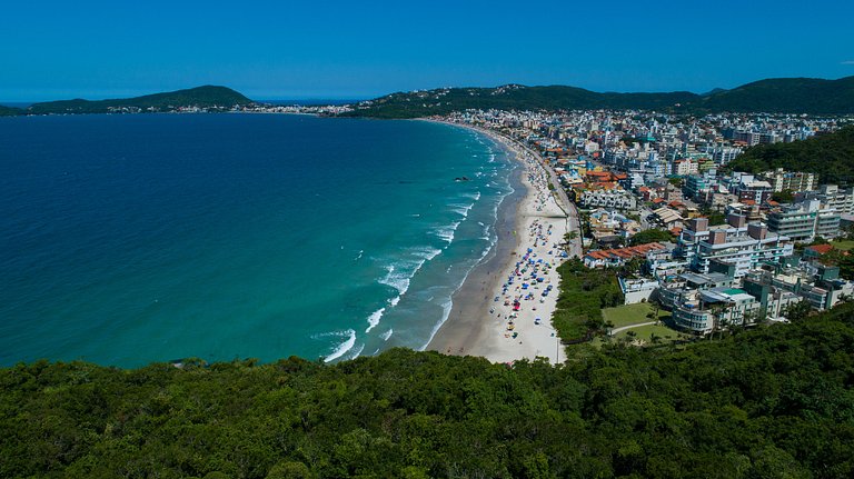 052 - Excelente apartamento em Bombas