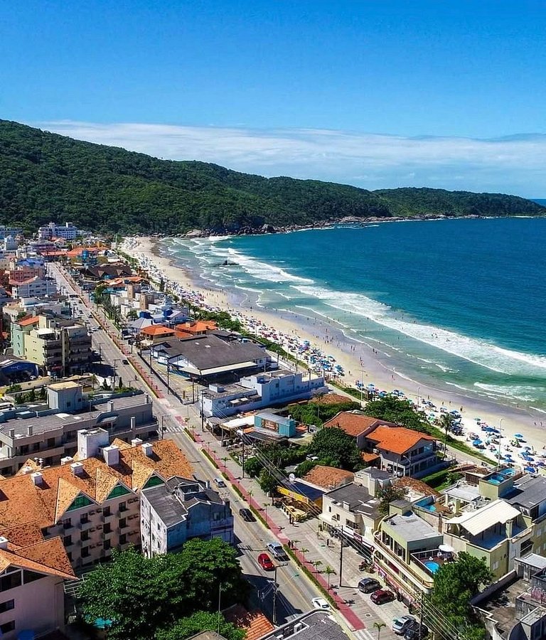 041 - Amplo Apartamento na Praia de Bombas