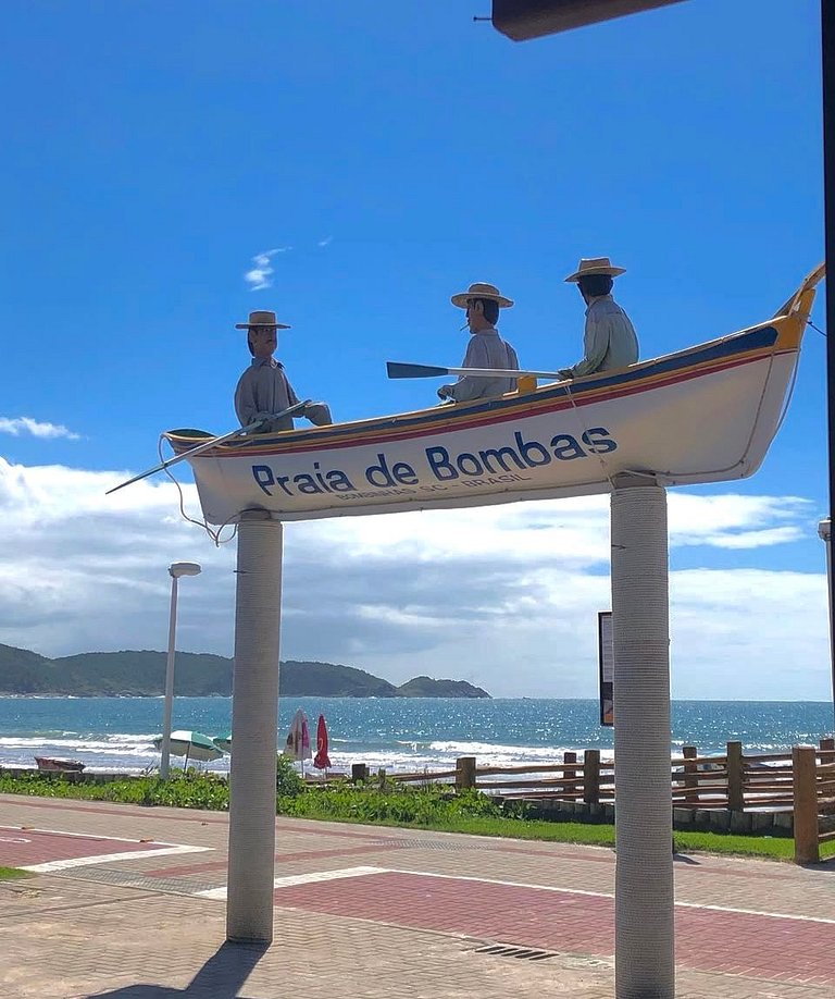 049 - Amplo Apartamento na Praia de Bombas