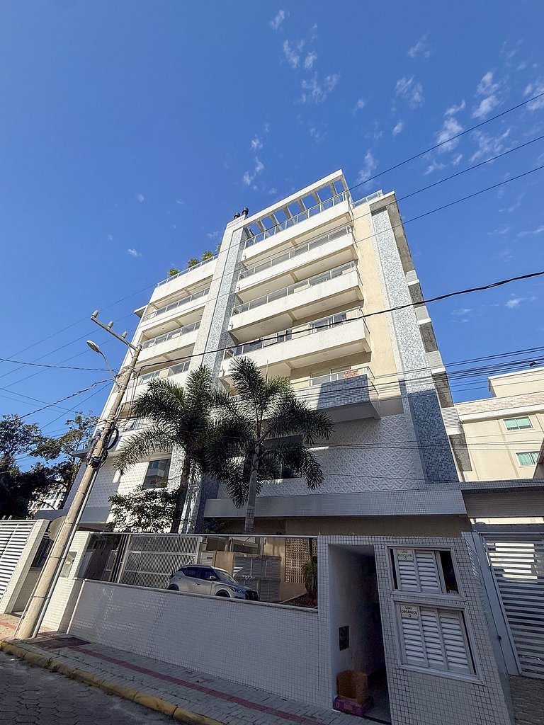 205- Apto com 3 suítes na praia de Bombas