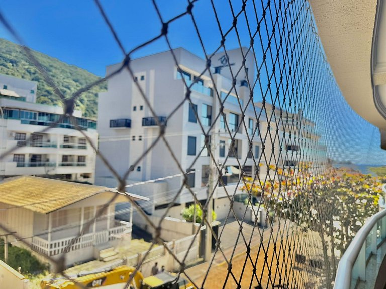 207 - Apartamento em Bombas a 150 metros da Praia