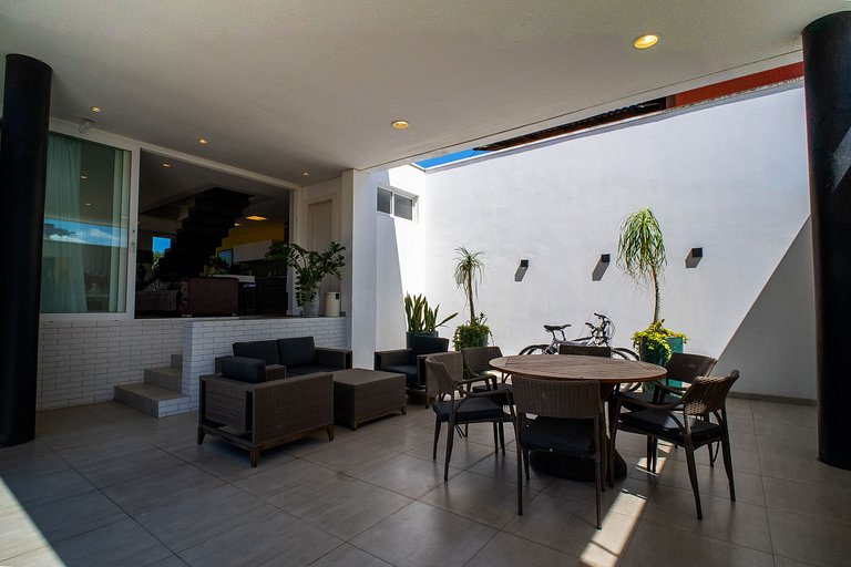 426 - Casa de alto padrão com piscina e 3 suítes