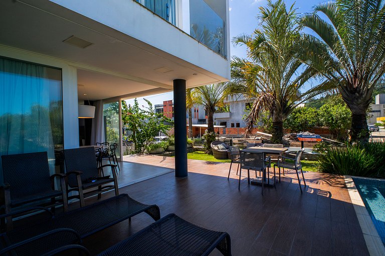426 - Casa de alto padrão com piscina e 3 suítes
