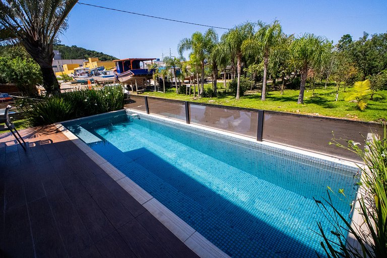 426 - Casa de alto padrão com piscina e 3 suítes