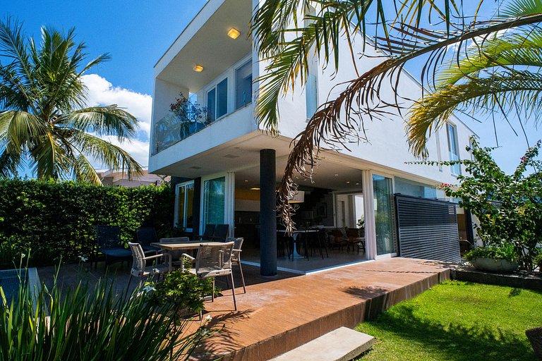 426 - Casa de alto padrão com piscina e 3 suítes