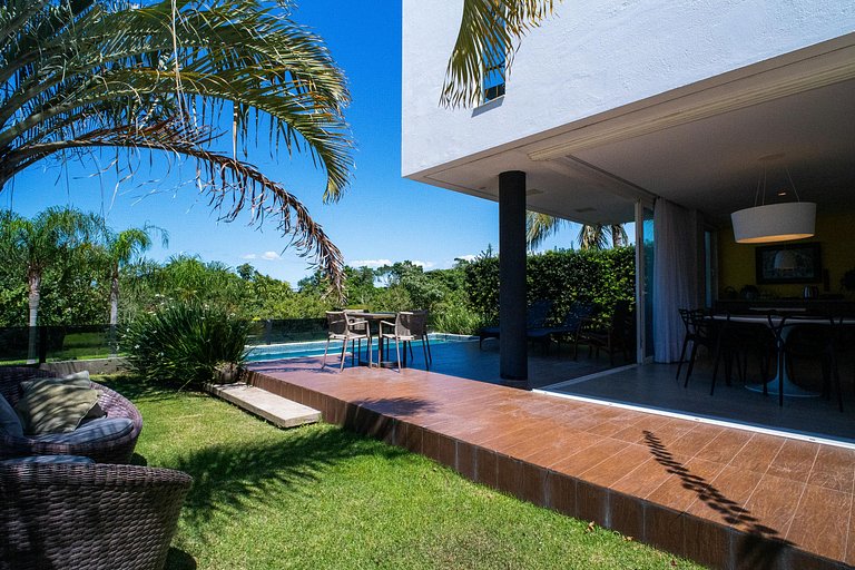 426 - Casa de alto padrão com piscina e 3 suítes