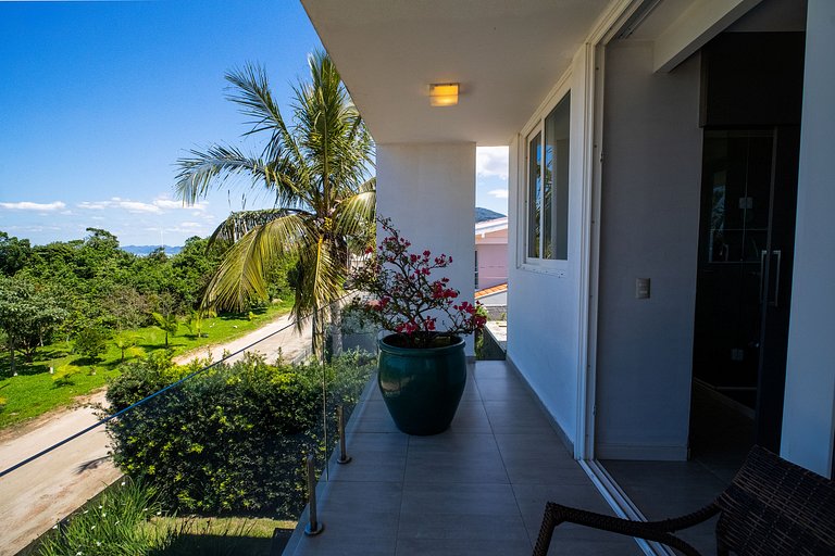 426 - Casa de alto padrão com piscina e 3 suítes