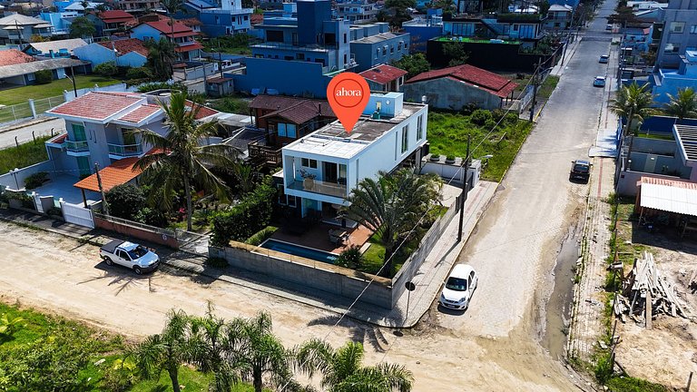 426 - Casa de alto padrão com piscina e 3 suítes