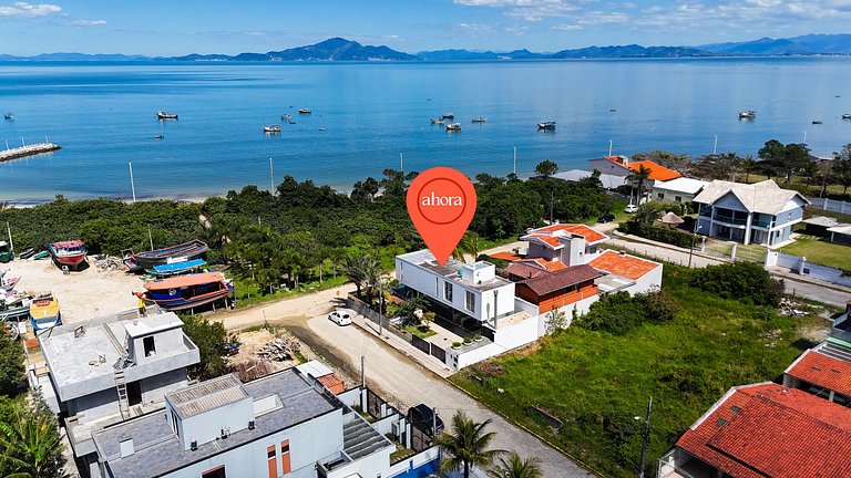 426 - Casa de alto padrão com piscina e 3 suítes