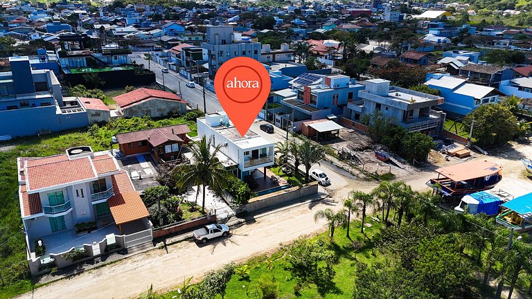 426 - Casa de alto padrão com piscina e 3 suítes