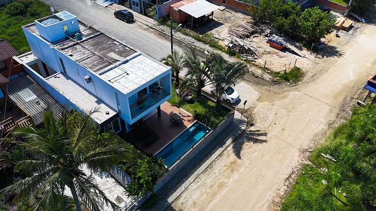 426 - Casa de alto padrão com piscina e 3 suítes
