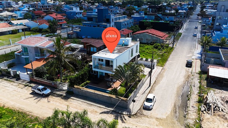 426 - Casa de alto padrão com piscina e 3 suítes